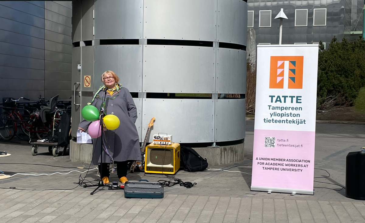 Sinikka Torkkola puhumassa Tampereen yliopiston Pinni-rakennuksen edessä
