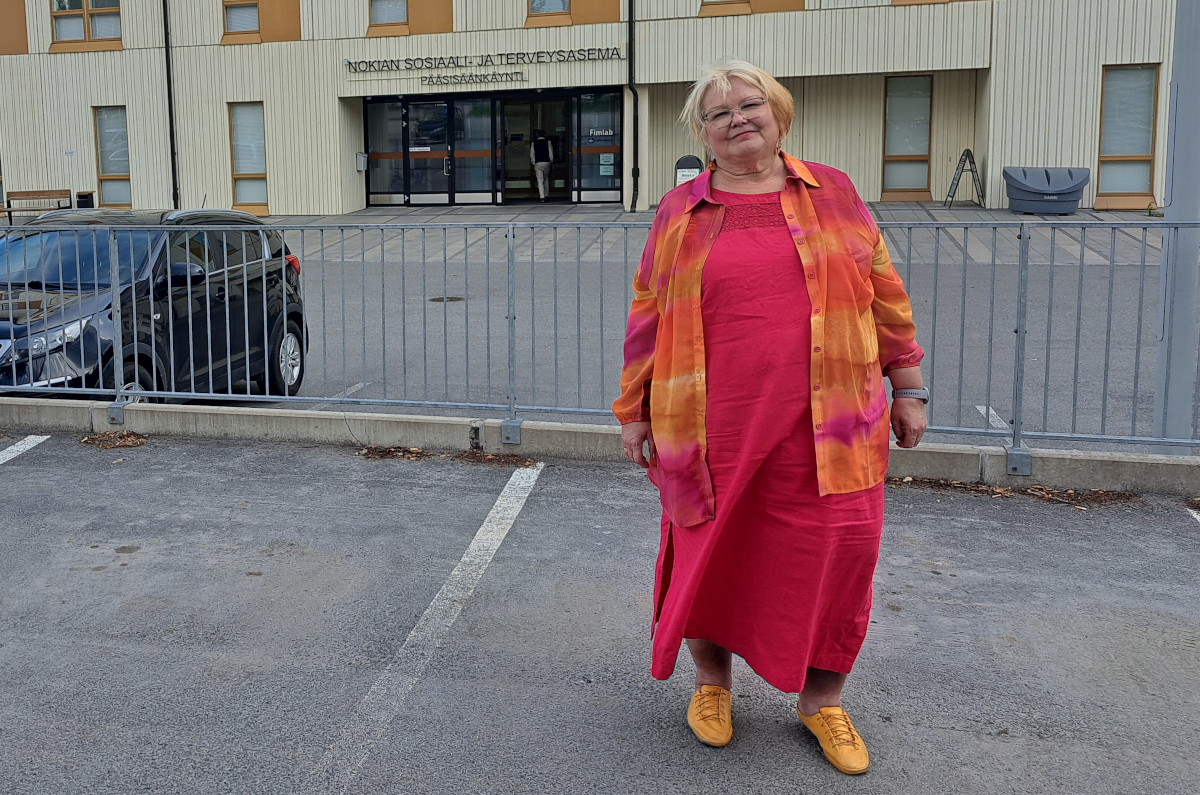 Sinikka Torkkola seisomassa Nokian sotekeskuksen edessä